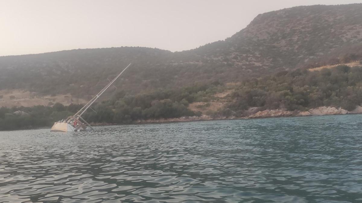 Bodrumda kayalıklara sürten yelkenli tekne karaya oturdu; 5 kişi kurtarıldı Detaylar…