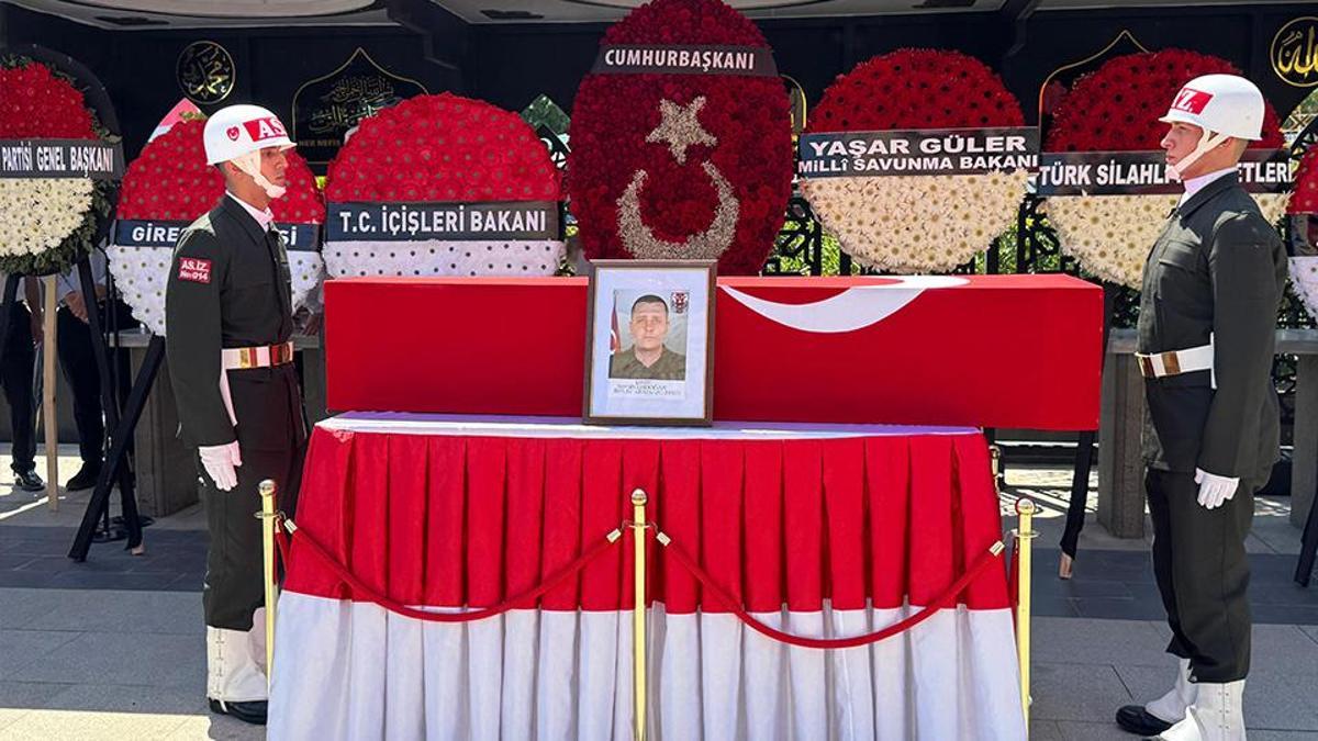 Şehit İkmal Er Semih Erdoğan’a vedada gözler bir anda genç kıza döndü: Duygulandıran an Detaylar…