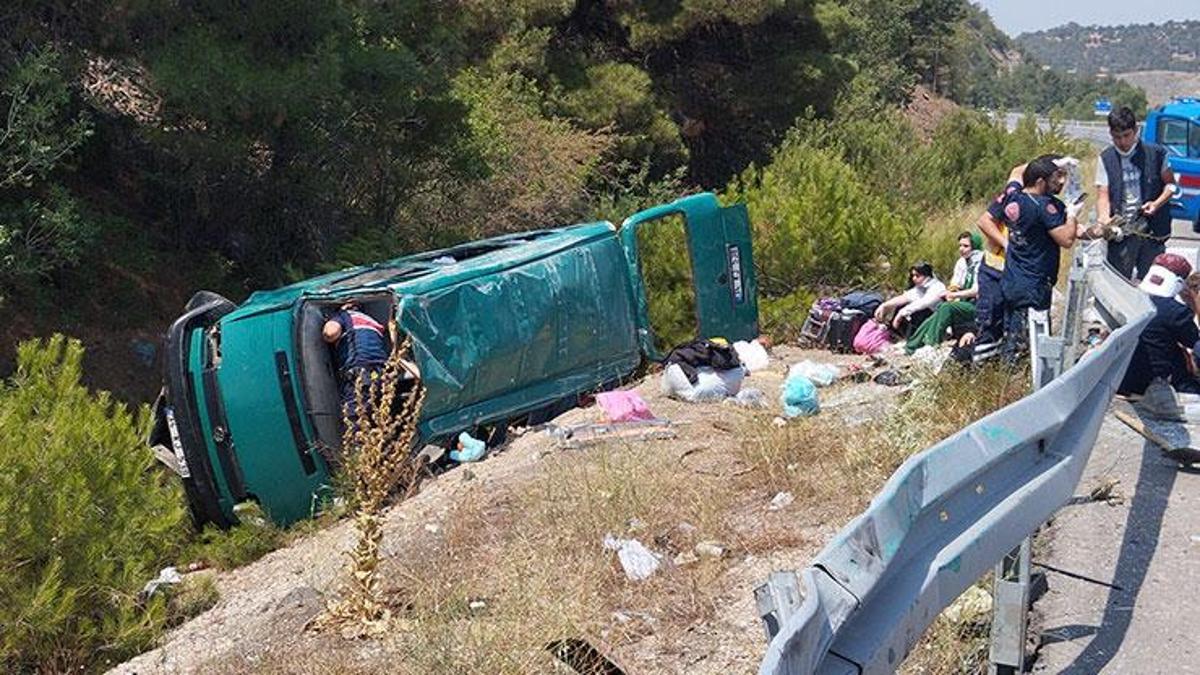 Sivas’ta minibüs devrildi: 13 yaralı Detaylar…